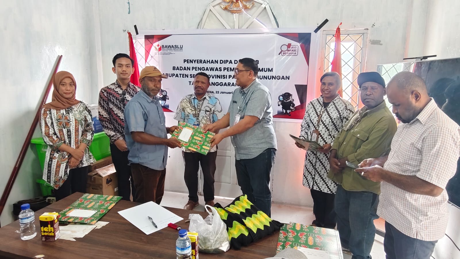 Kepala Sekretariat Bawaslu Provinsi Papua Pegunungan menyerahkan DIPA dan RAB kepada Ketua Bawaslu Kabupaten Jayawijaya sebagai perwakilan Kabupaten/Kota yang menerima DIPA dan RAB