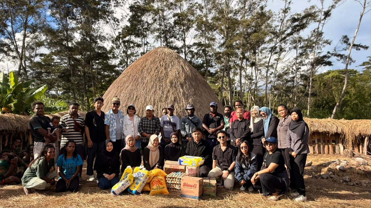 Foto Bersama Pimpinan & Jajaran Staf Bawaslu Provinsi Papua Pegunungan bersama Warga terdampak konflik perang didepan Rumah Honai Adat saat penerimaan Saluran Bantuan Sembako