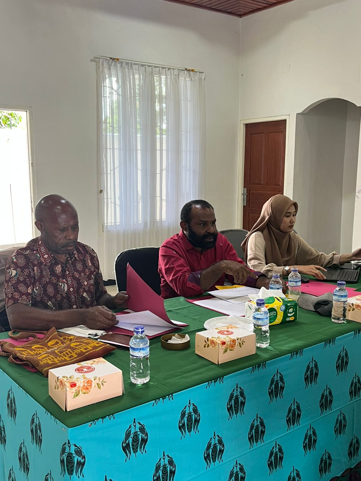 Foto Ketua Bawaslu Provinsi Papua Pegunungan, didampingi Kordiv PPDATIN Bawaslu Papua Pegunungan