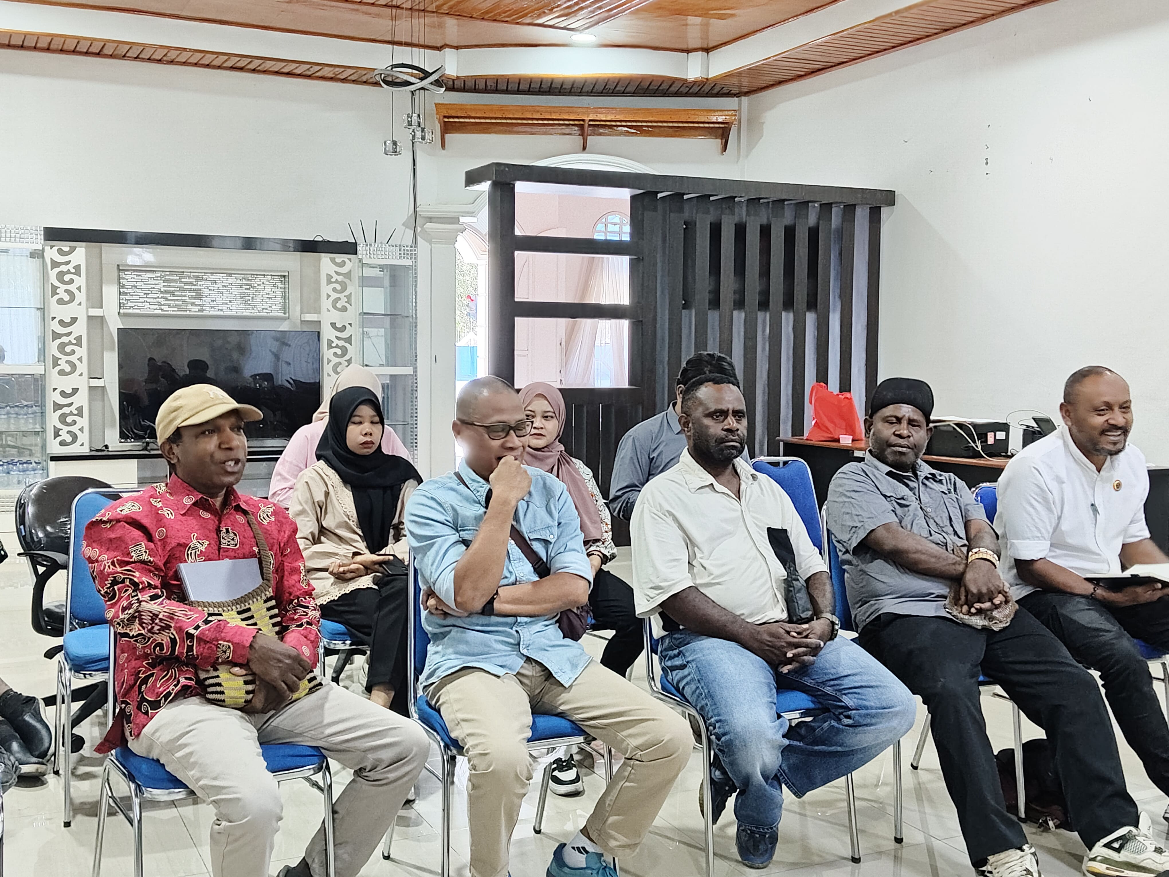 Suasana rapat evaluasi Bawaslu Provinsi Papua Pegunungan bersama pimpinan Bawaslu dari 8 Kabupaten di Kantor Bawaslu Provinsi, Jalan Yos Sudarso, Wamena, Kamis (8/10/2026).
