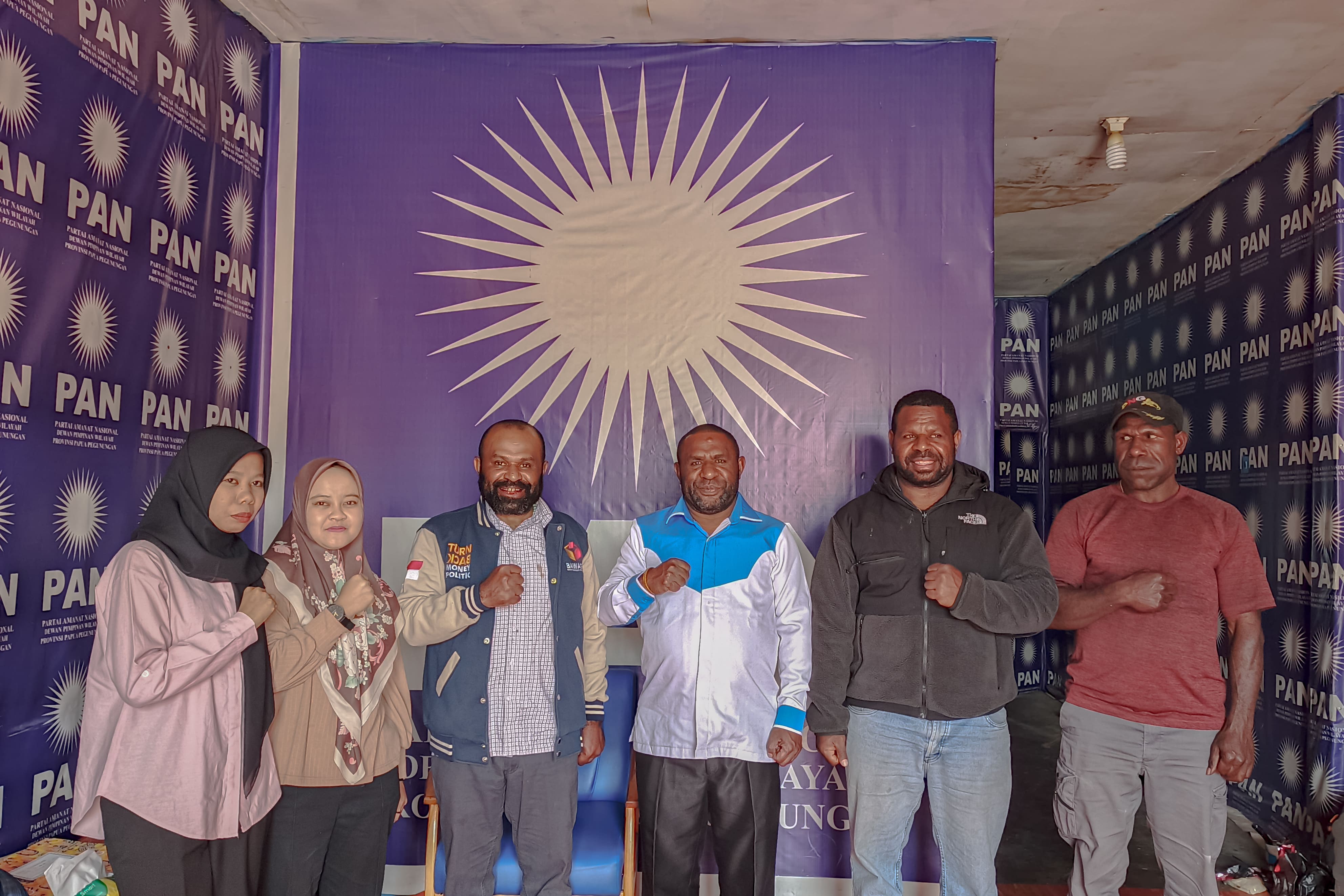 Bawaslu Papua Pegunungan dan jajaran pengurus DPW Partai Amanat Nasional usai agenda Konsolidasi Demokrasi  dilanjutakan dengan berfoto bersama di Sekretariat DPW PBB, Jln. SD Percobaan Wamena, Rabu (07/10/2026).