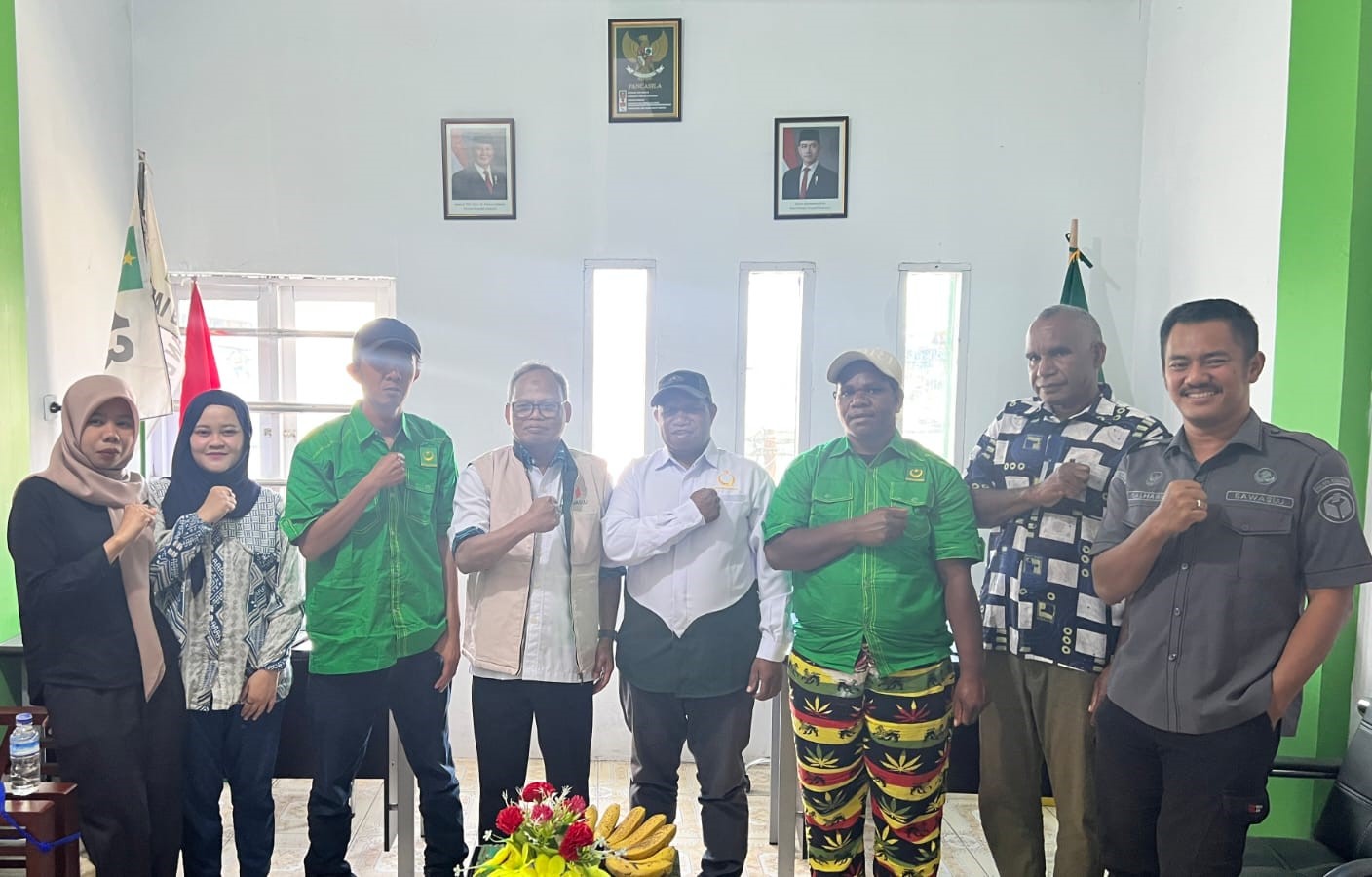 Bawaslu Papua Pegunungan dan jajaran pengurus DPW Partai Bulan Bintang usai menandatangani Berita Acara agenda Konsolidasi Demokrasi  dilanjutakan dengan berfoto bersama di Sekretariat DPW PBB, Jln. Pattimura Perempatan Pasar Potikelek Wamena, Senin (05/10/2026).
