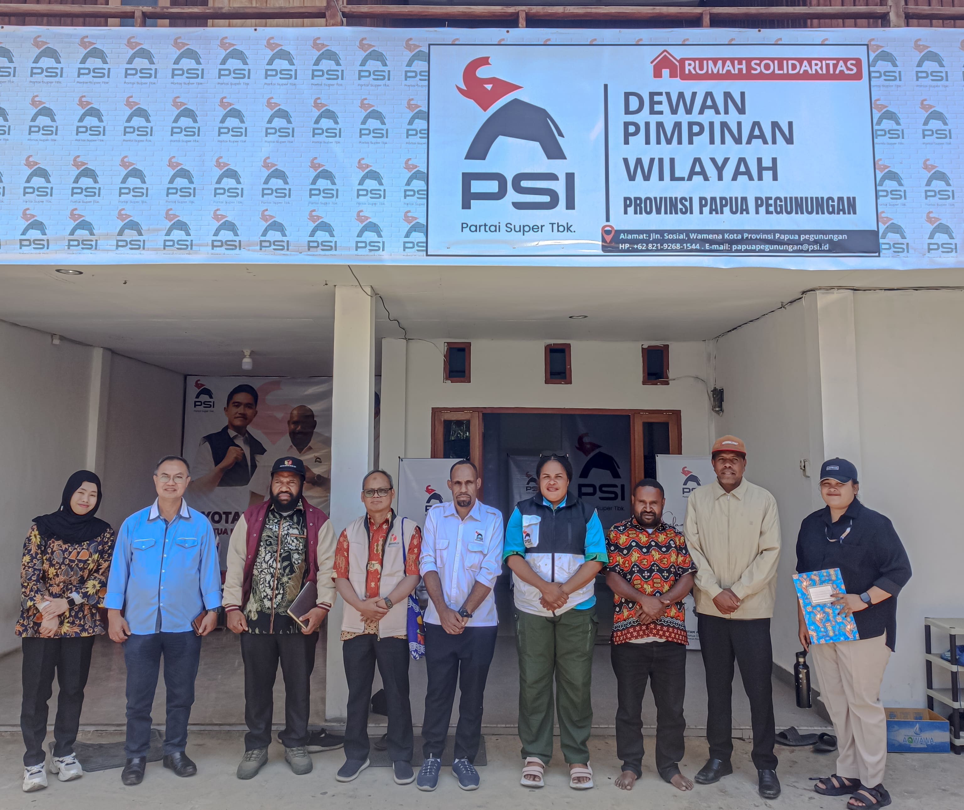 Bawaslu Papua Pegunungan dan jajaran pengurus DPW PSI agenda Konsolidasi Demokrasi  dilanjutakan dengan berfoto bersama di Sekretariat DPW PBB, Jln. Sosial Wamena, Selasa (06/10/026).