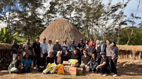 Foto Bersama Pimpinan & Jajaran Staf Bawaslu Provinsi Papua Pegunungan bersama Warga terdampak konflik perang didepan Rumah Honai Adat saat penerimaan Saluran Bantuan Sembako