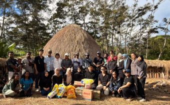 Foto Bersama Pimpinan & Jajaran Staf Bawaslu Provinsi Papua Pegunungan bersama Warga terdampak konflik perang didepan Rumah Honai Adat saat penerimaan Saluran Bantuan Sembako